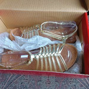 NEW. DKNY. SIZE 7. GOLD COLOR.